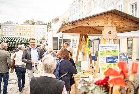 Ein Markt mit Personen rundherum