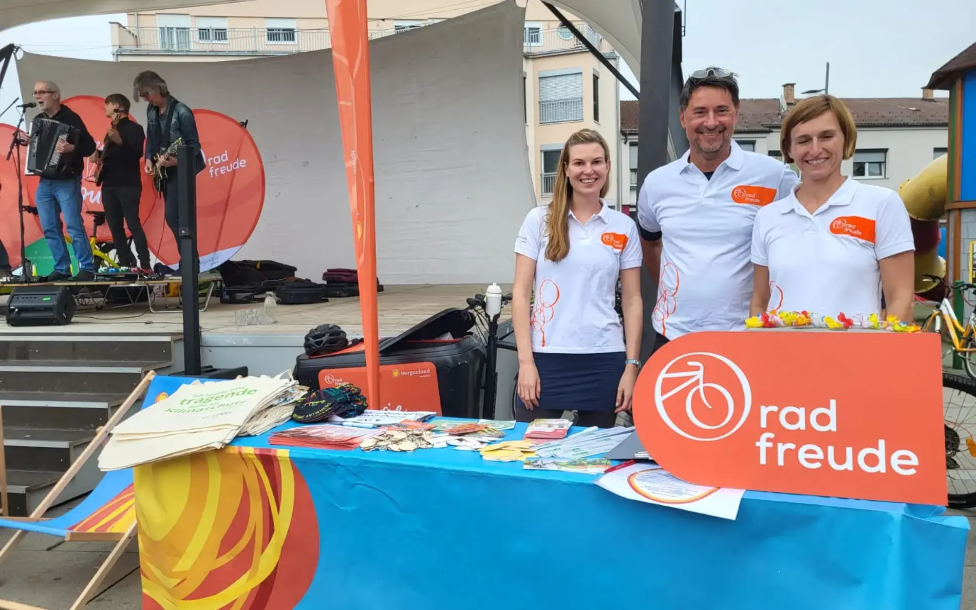 Staff members from the Burgenland Mobility Center at the Radfreude concert tour in Oberpullendorf. 