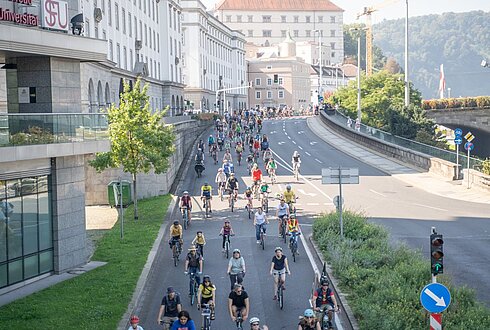 Radparade in Linz mit vielen Radler:innen auf einer breiten Straße