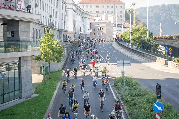 Radparade in Linz mit vielen Radler:innen auf einer breiten Straße