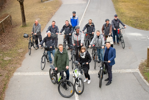 Viele Fahrräder mit Personen, Blick nach oben in die kamera