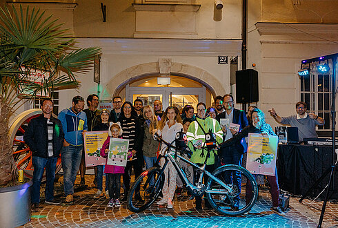 Bikenight iin St. Veith an der Glan - Personen stehen unter Discolicht und posen für Kamera