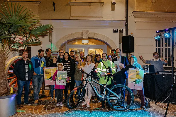 Bikenight iin St. Veith an der Glan - Personen stehen unter Discolicht und posen für Kamera