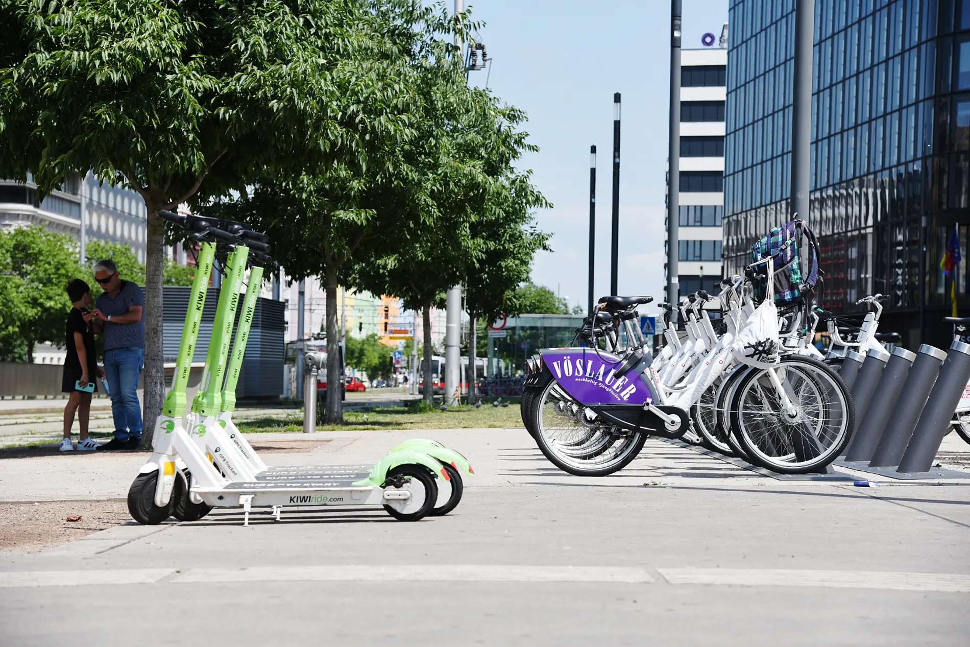 Radabstellanlage für Leihräder in Wien. Räder und Roller am Bild zu sehen