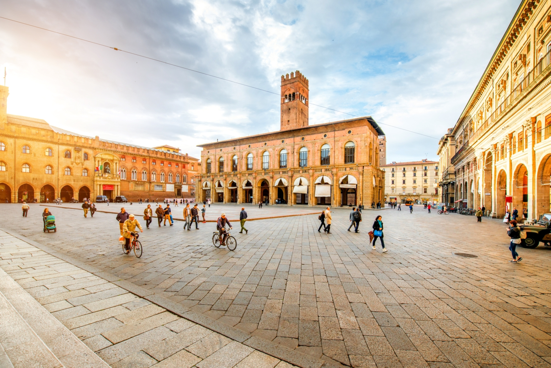 Bologna Hauptplatz mit flachen Pflastersteinen, im Vordergrund Radfahrer:innen