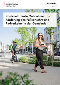 Cover der Broschüre "Kosteneffiziente Maßnahmen zur Förderung das Fußverkehrs und Radverkehrs in der Gemeinde". Darauf eine gehende und eine fahrradfahrende Person auf Pflasterstein und grünen Beeten