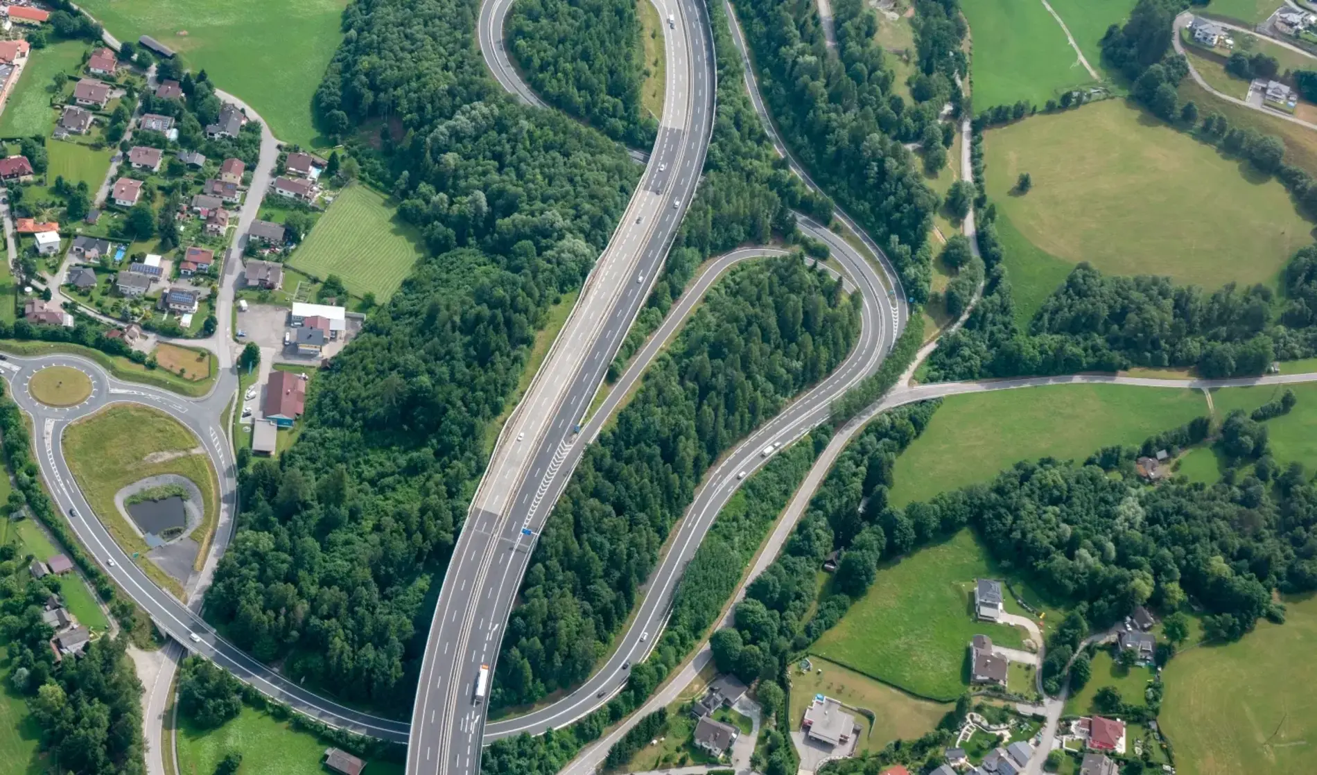A10 Autobahn von oben, links und rechts davon eine kleine Gemeinde