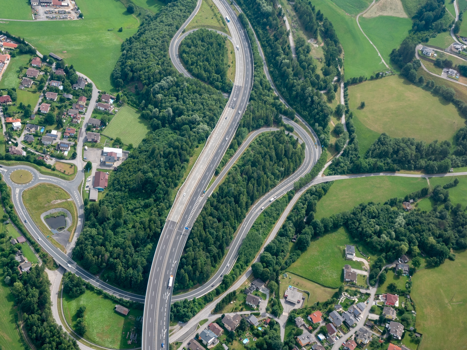 A10 Autobahn von oben, links und rechts davon eine kleine Gemeinde