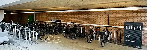 Große überdachte Fahrradabstellanlage mit vielen Fahrrädern nebeneinander aufgereiht