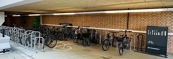 Große überdachte Fahrradabstellanlage mit vielen Fahrrädern nebeneinander aufgereiht