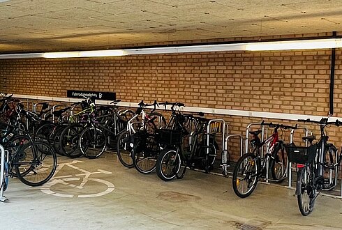 Große überdachte Fahrradabstellanlage mit vielen Fahrrädern nebeneinander aufgereiht