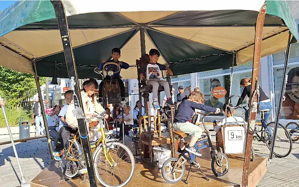 Ein Fahrrad-Karussel mit Kindern