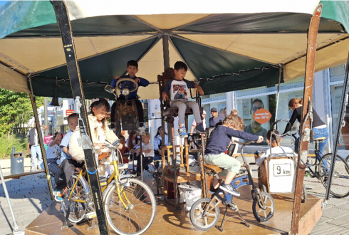 Ein Fahrrad-Karussel mit Kindern