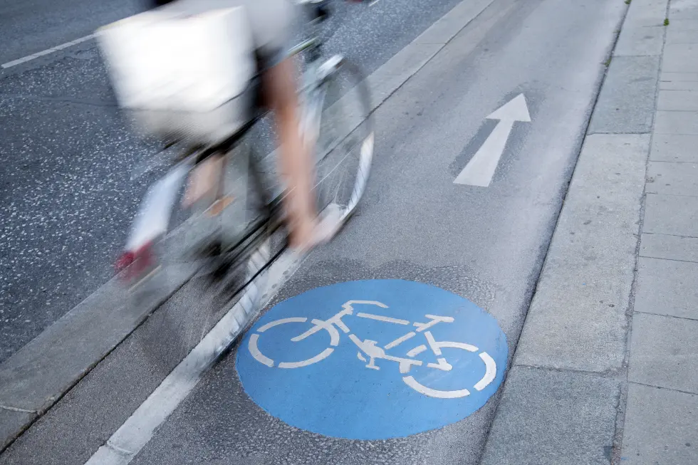 Radweg mit Verkehrszeichen am Boden