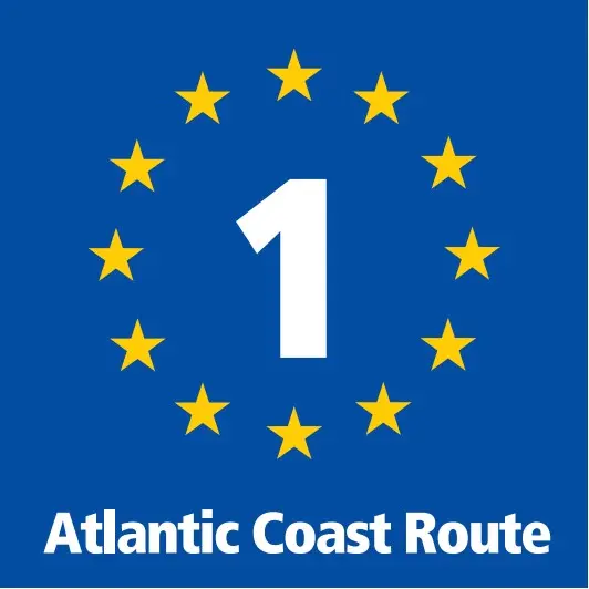 Eine 1, rundherum die europäischen Sterne, blauer Hintergrund. Unten steht "Atlantic Coast Route"