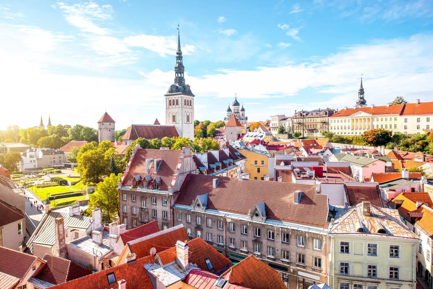 Altstadt in Tallin Estland mit Blick über die Häuser auf den Kirchturm