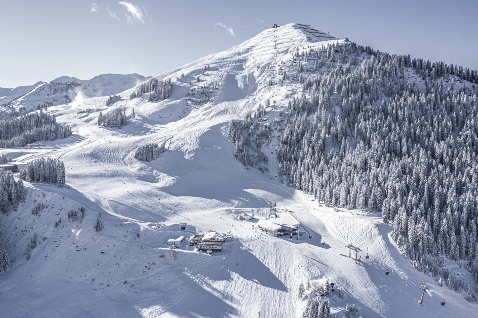Skigebiet Saalbach, Blick auf den Zwölferkogel. Eine Seilbahn führt entlang des Berges. Die Gegend ist zugeschneit.