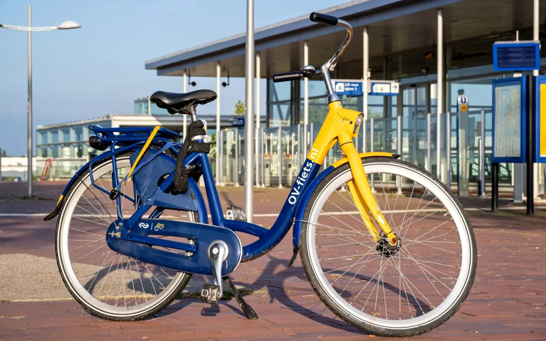 Ein OV Feits Rad in Blau gelb auf rotem Untergrund