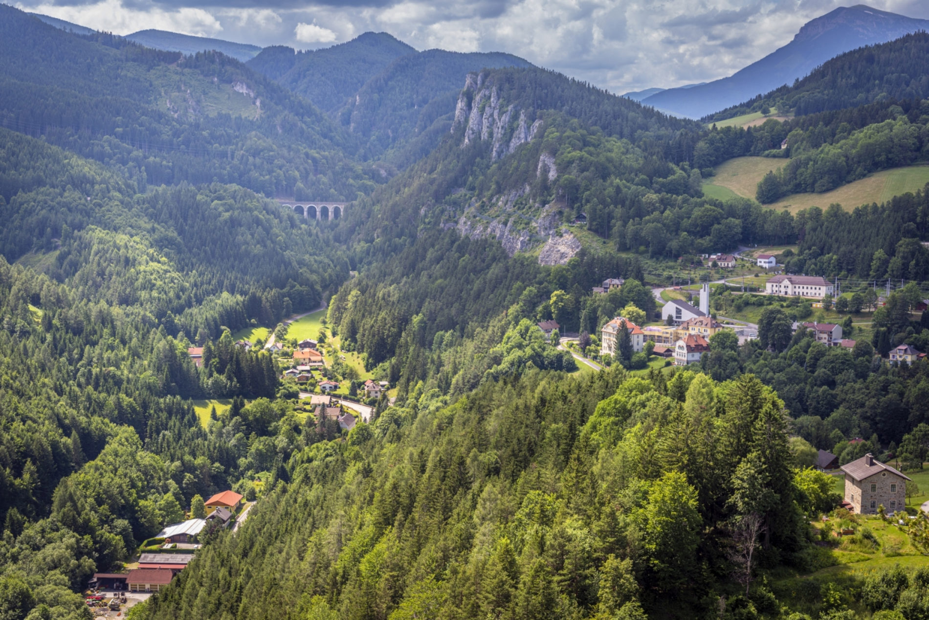 Sicht über das Gebirge rundum Semmering, weiter hinten auch die Semmeringbahn zu sehen.