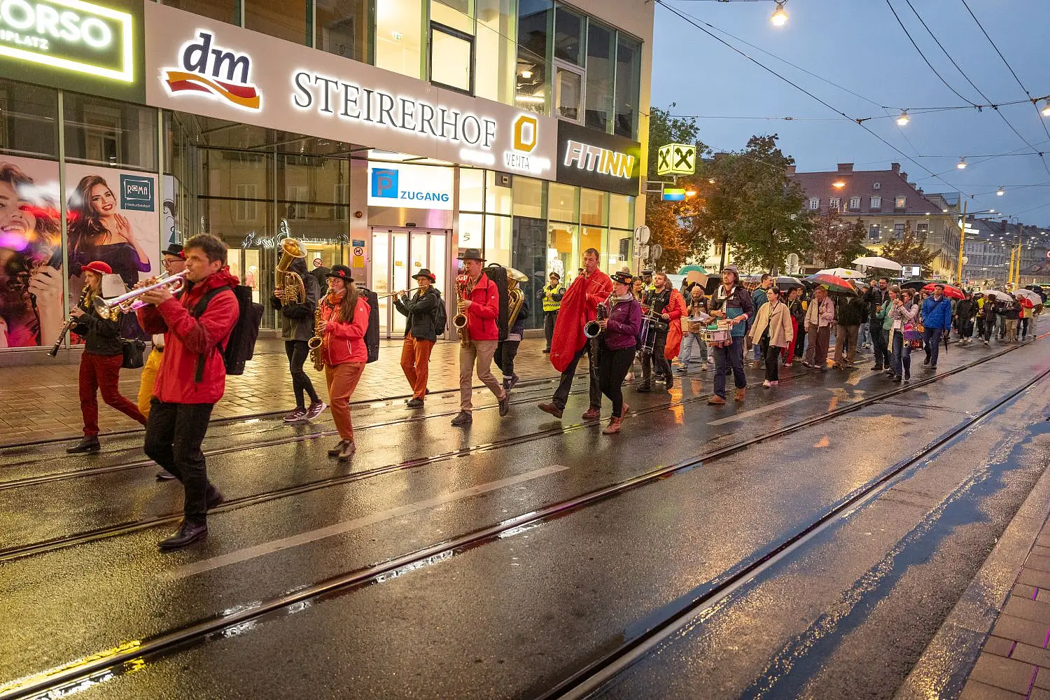 Menschen beim Nightwalk durch Graz