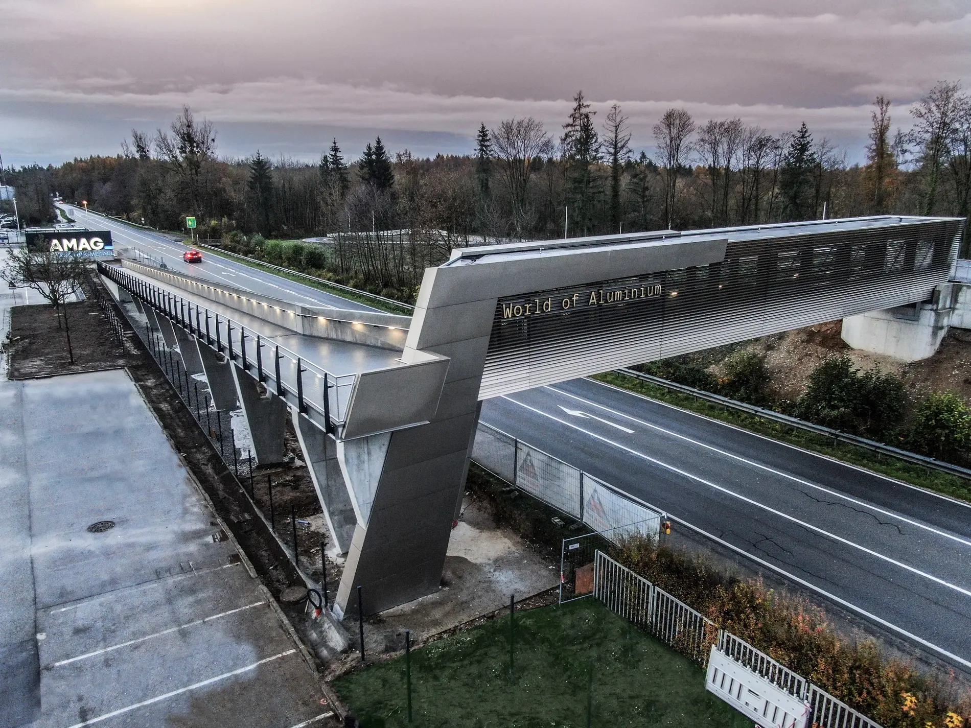 Fuß- und Radbrücke über Straße führt zu einem Gebäude