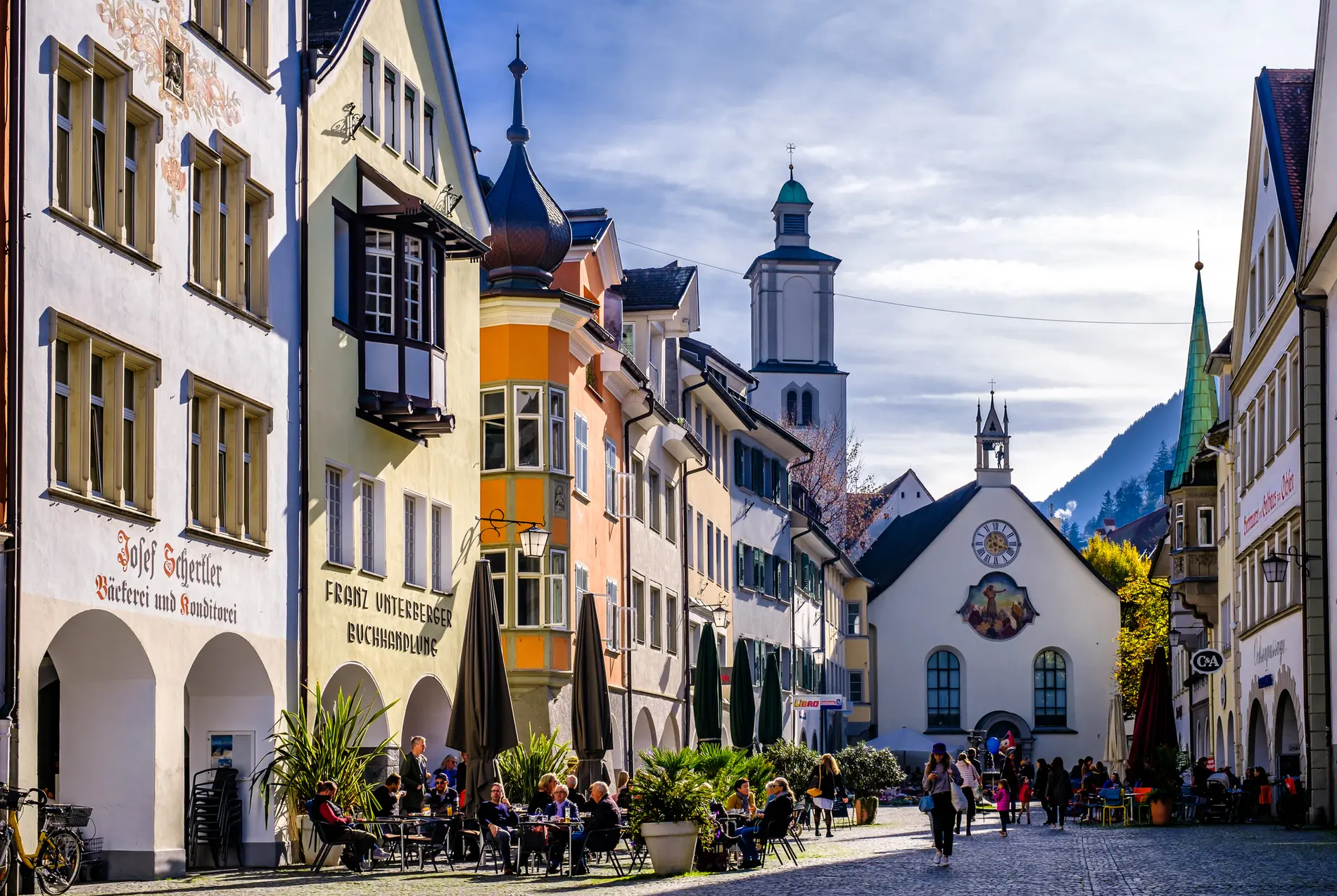 Die Innenstadt von Feldkirch, Vorarlberg an einem sonnigen Tag.