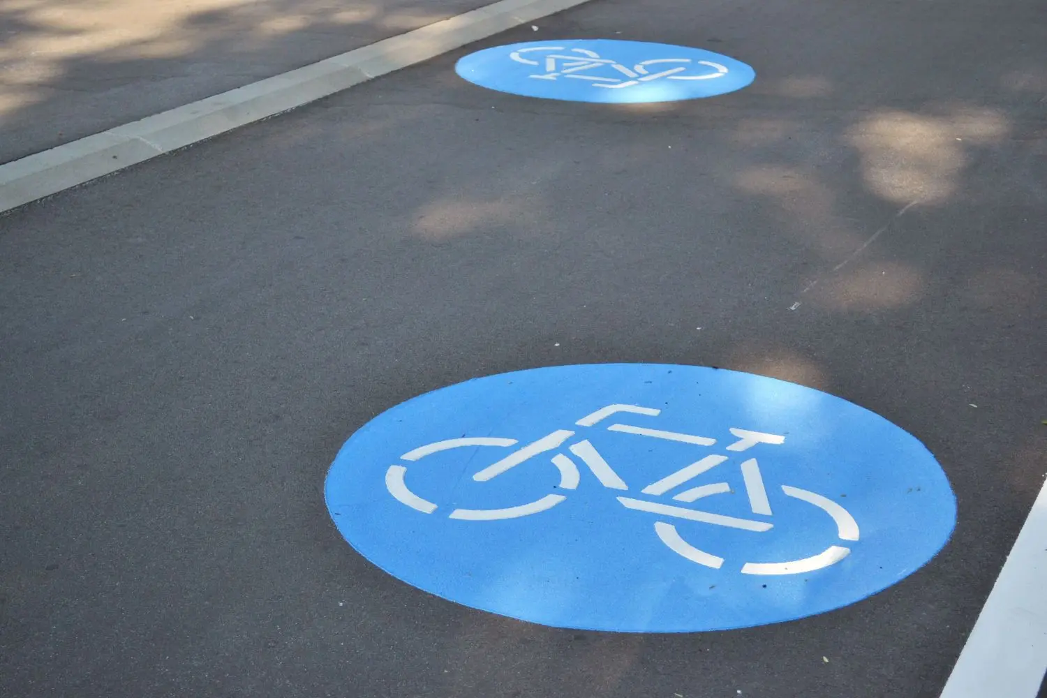Zweirichtungsradweg Piktogramme auf der Straße