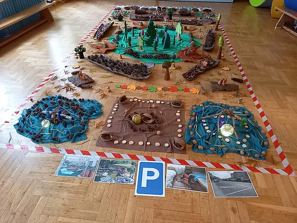 Im Turnsaal wurde auf der Größe eines Parkplatzes mit einfachen Spielmitteln der ideale Raum gestaltet - in Miniaturgröße sind Parks und Spielflächen zu sehen