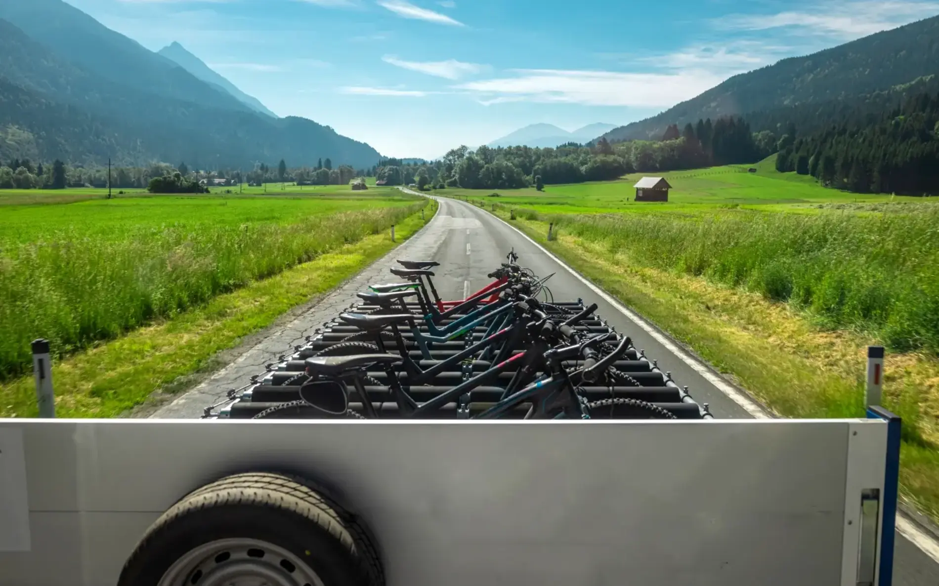 Großer Anhänger mit Fahrrädern darin gestapelt