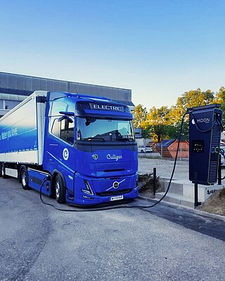Elektrischer Lkw von Culligan tankt an Ladestation