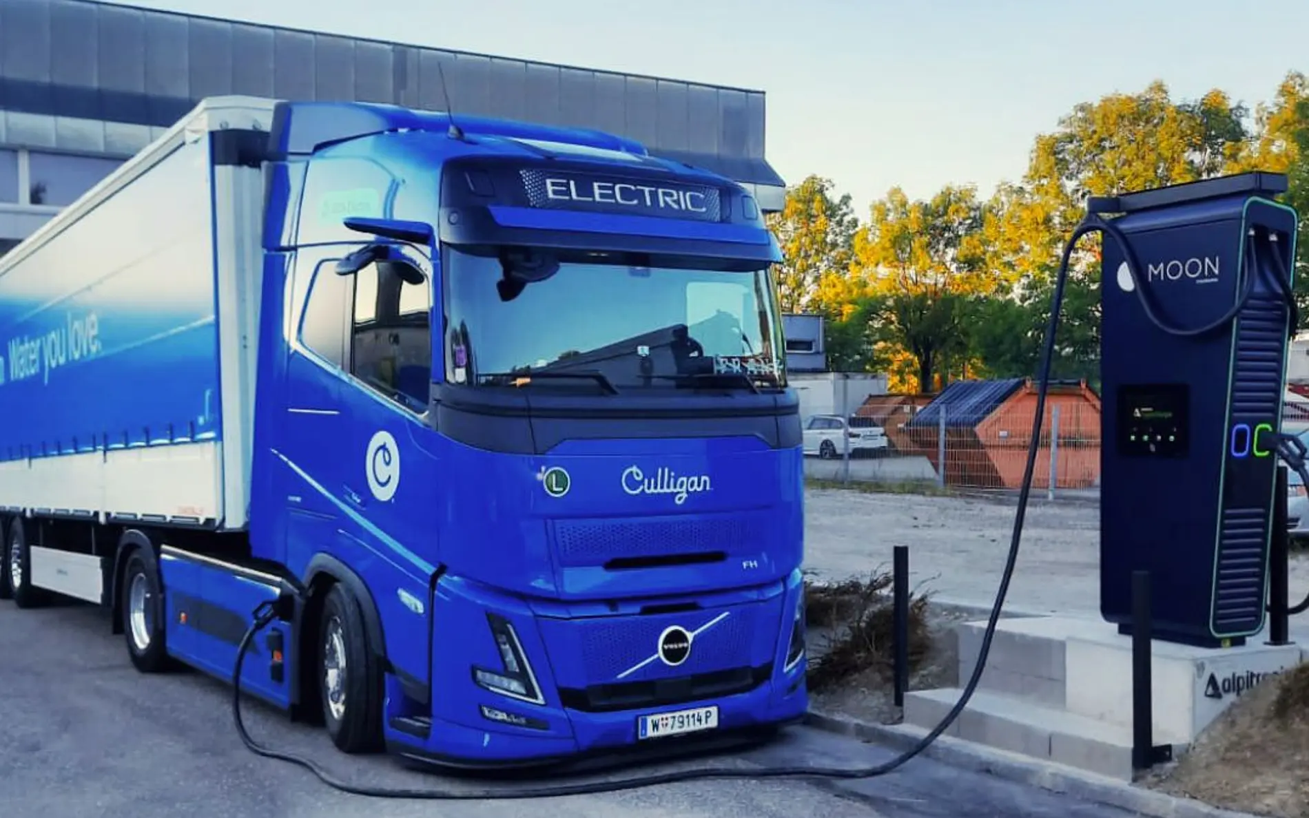 Elektrischer Lkw von Culligan tankt an Ladestation