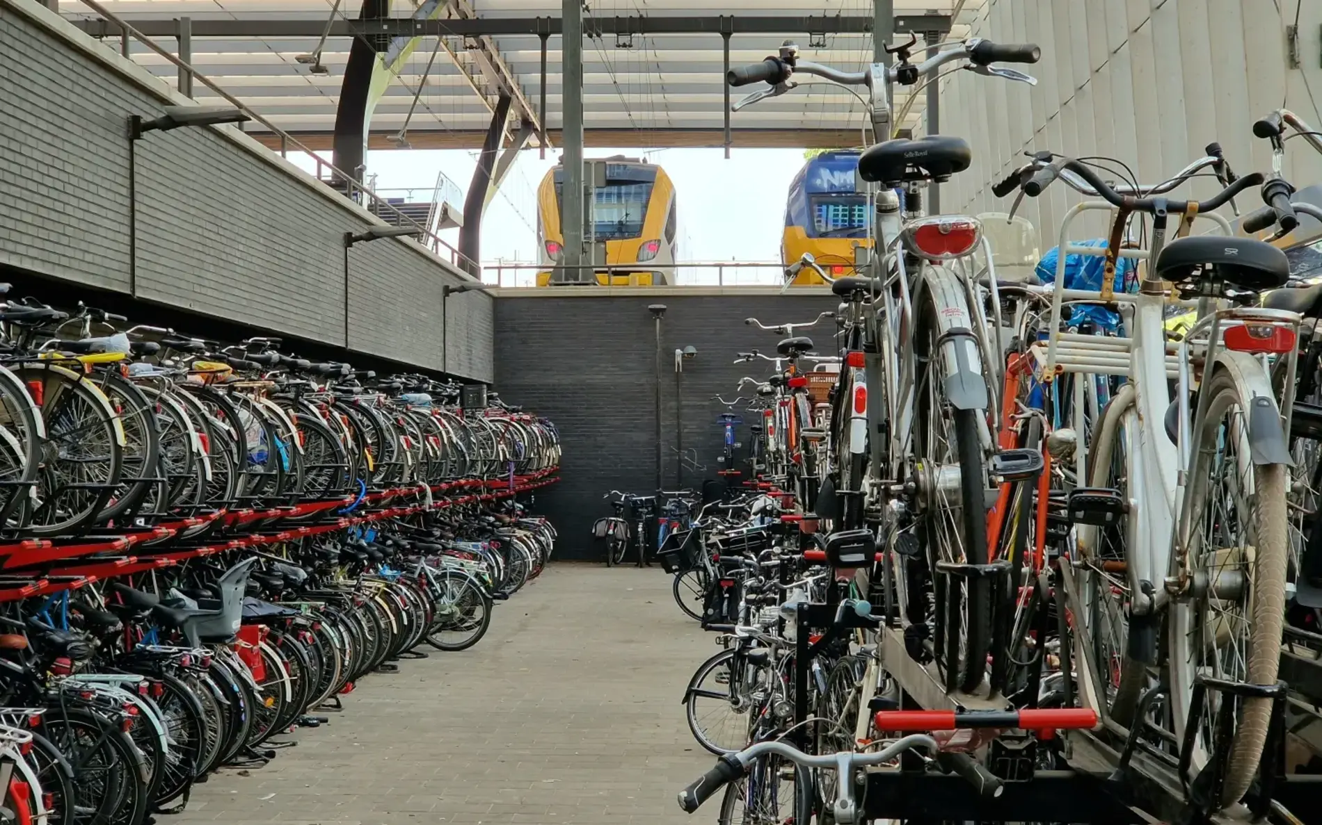 Radabstellanlage in Rotterdam in einem eigenen Parkraum. Oben darüber zu sehen ist ein Zug