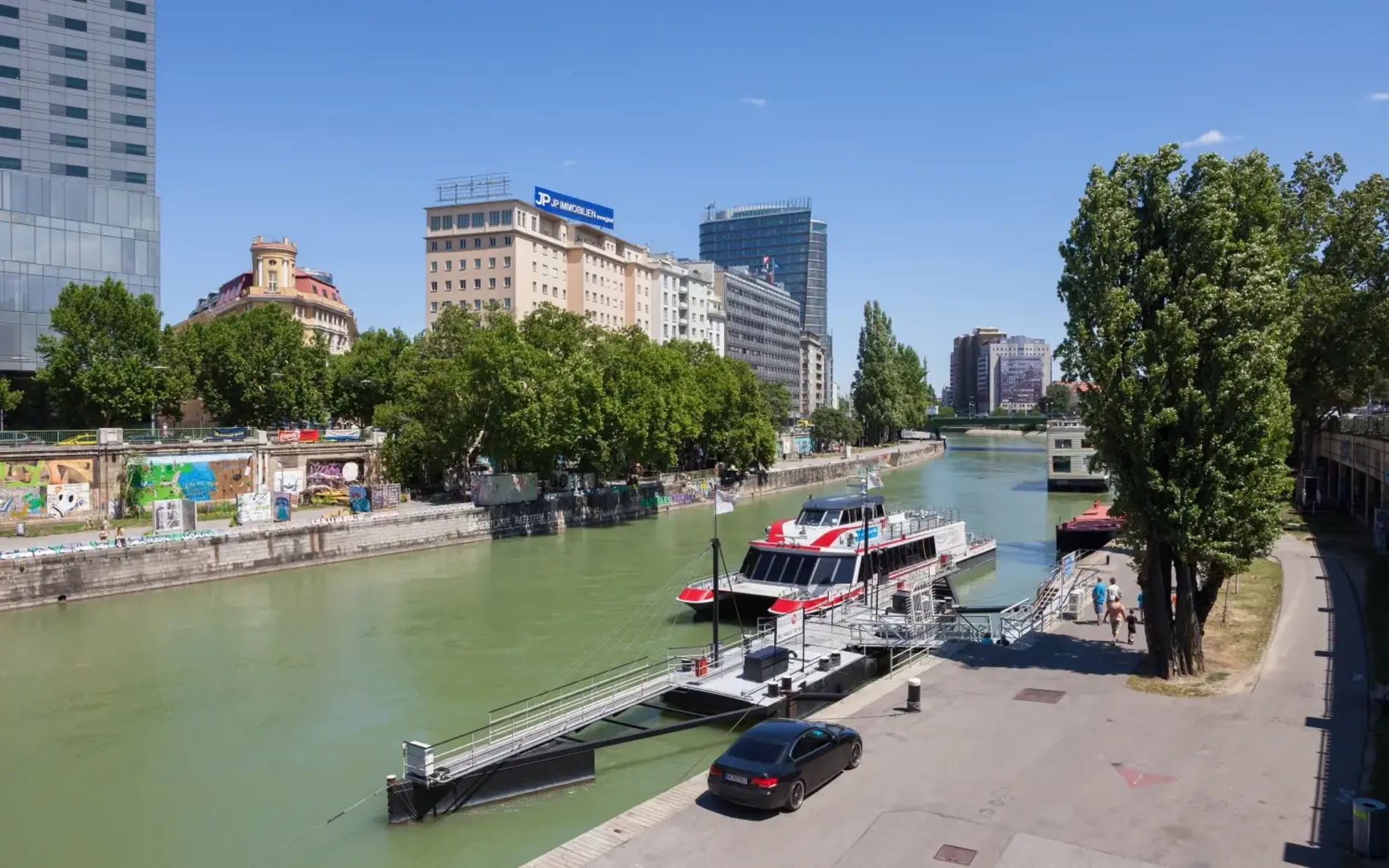 Boot Twin City Liner auf der Donau