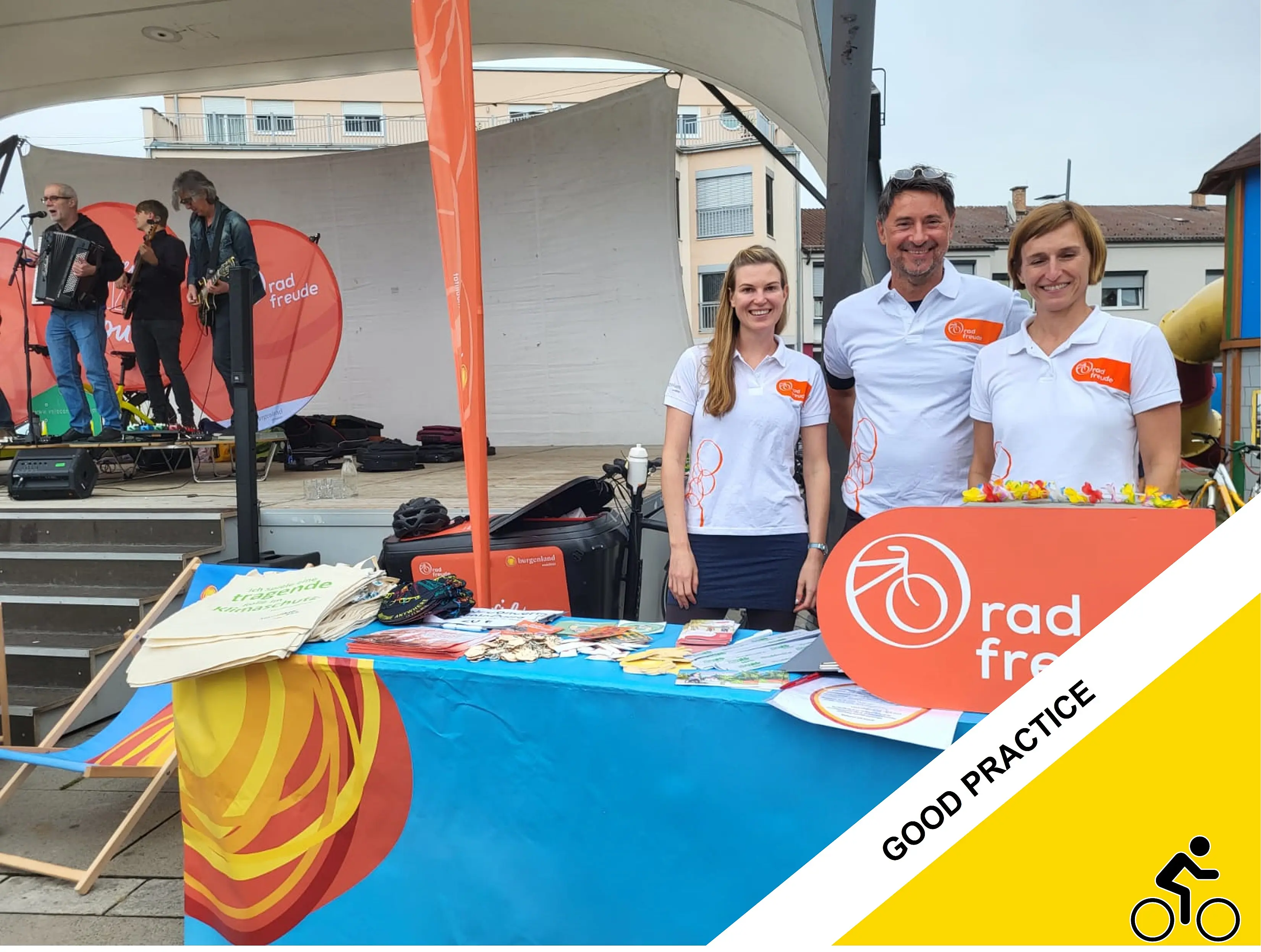 Staff members from the Burgenland Mobility Center at the Radfreude concert tour in Oberpullendorf. 