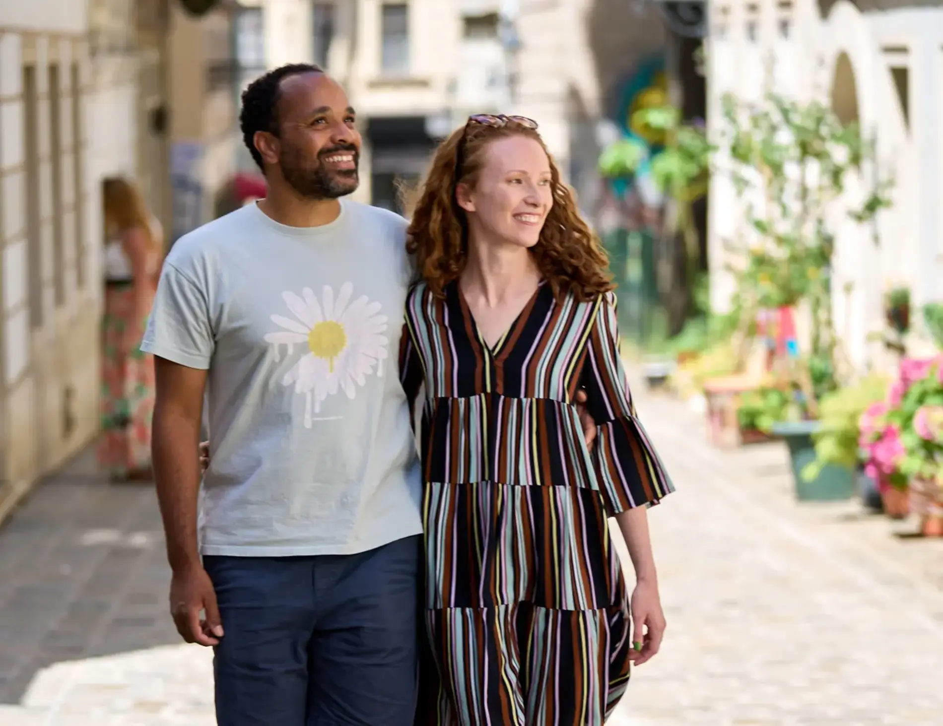 Paar zu Fuß unterwegs in Sommerkleidung 