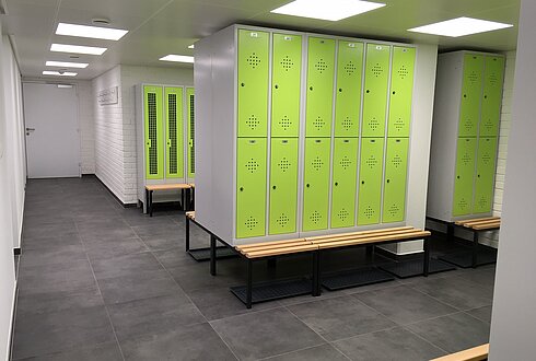 Ein Raum mit Umkleidekabinen und Sperrkästen