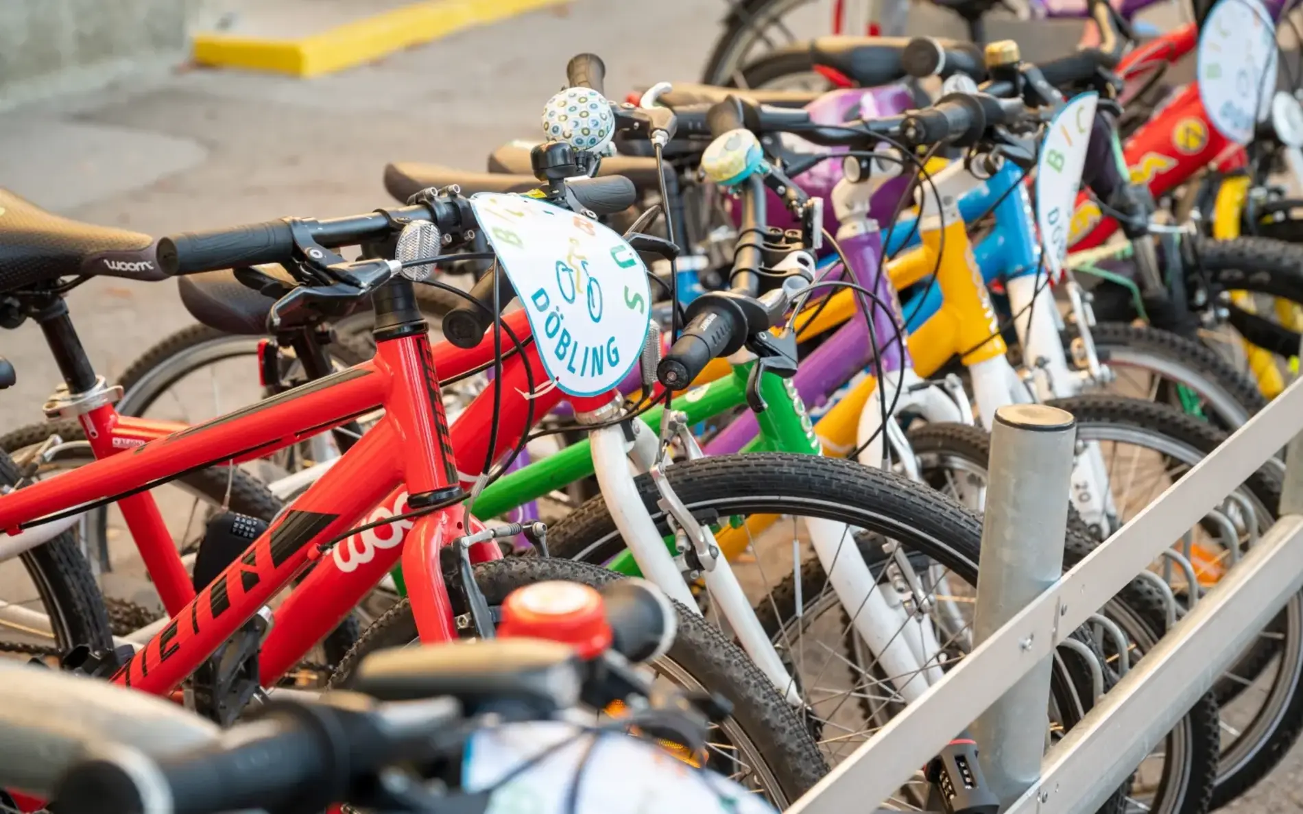Kinderfahrräder aufgereiht