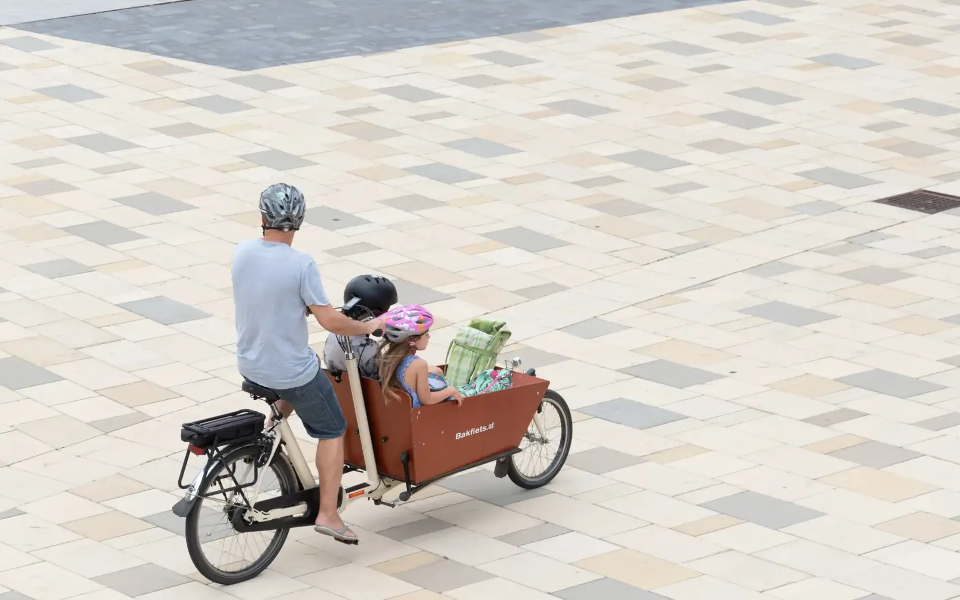 Vater am Transportrad, 2 Kinder vorne