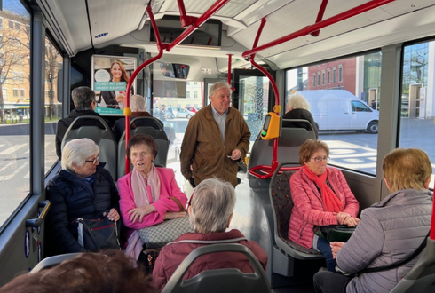 Senior:innen sitzen im Bus, ein weiterer steigt gerade zu