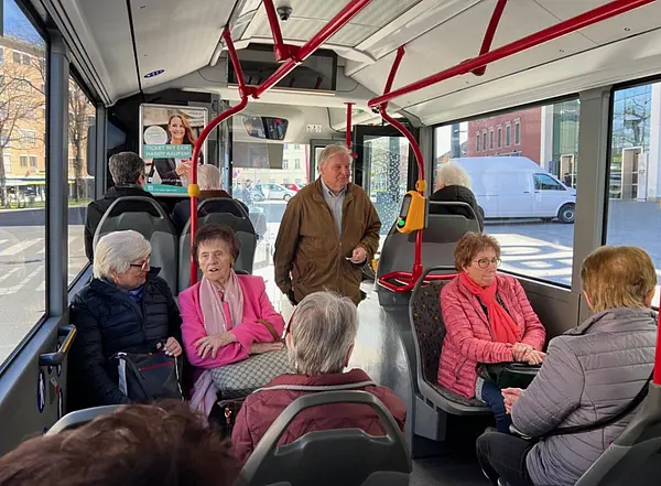 Senior:innen sitzen im Bus, ein weiterer steigt gerade zu