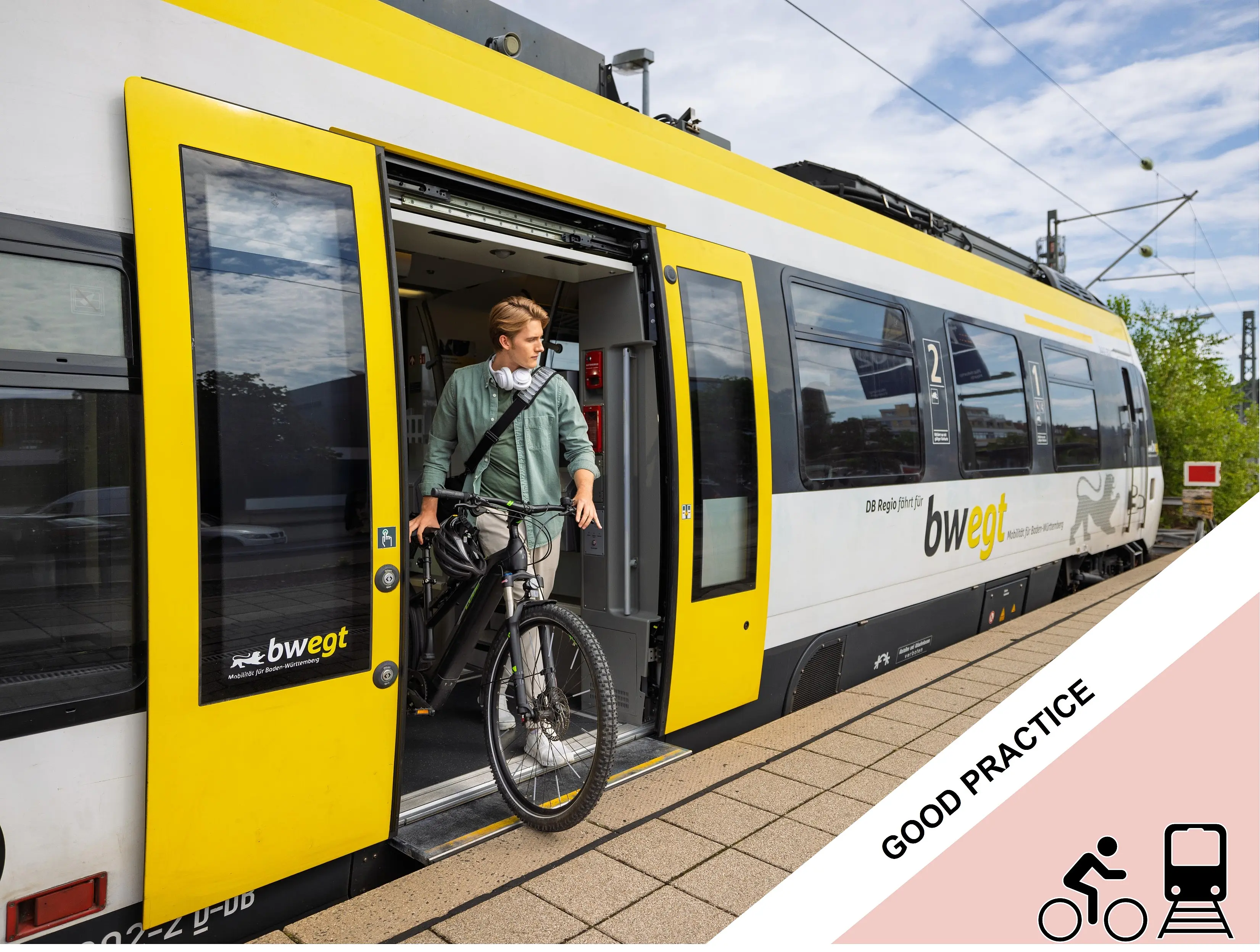 Man with bike in the train.