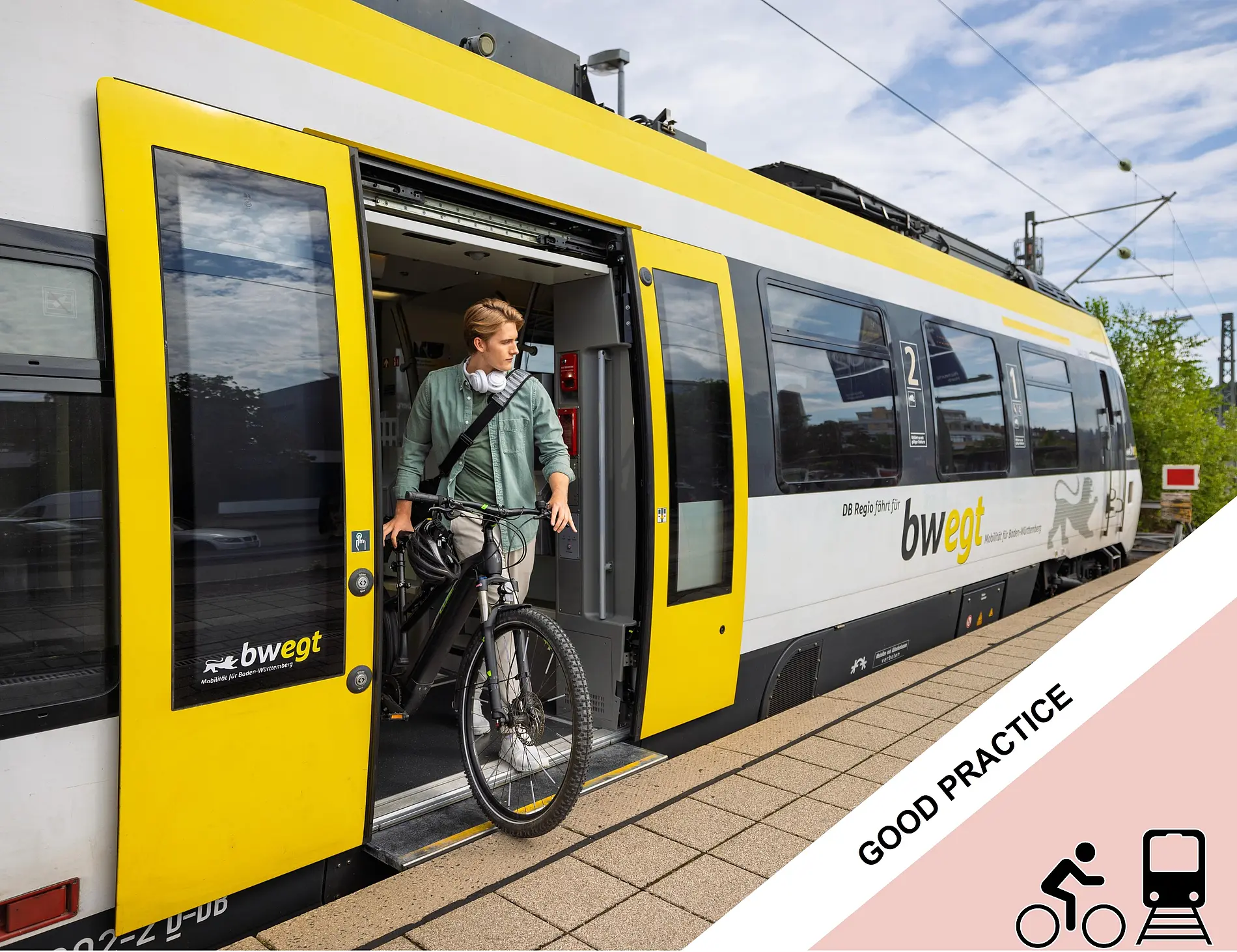 Man with bike in the train.