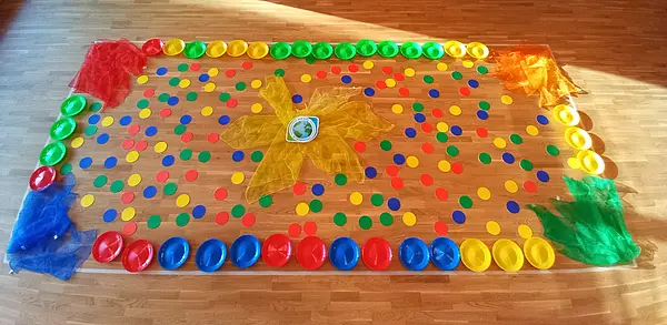 Aktion Platz statt Parkplatz: Am Boden wird auf der Größe eines Parkplatzes der Raum mit Spielmaterial gestaltet